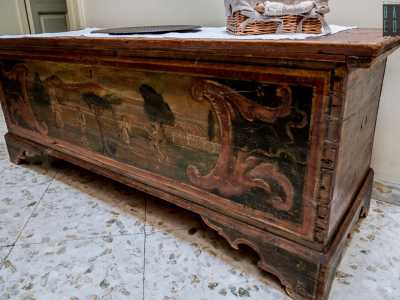 ...passando per una cassapanca in legno con dipinto il Golfo di Napoli...